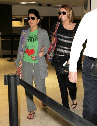 Miley-Cyrus_COM_LAXAirport_8Sept2010_26