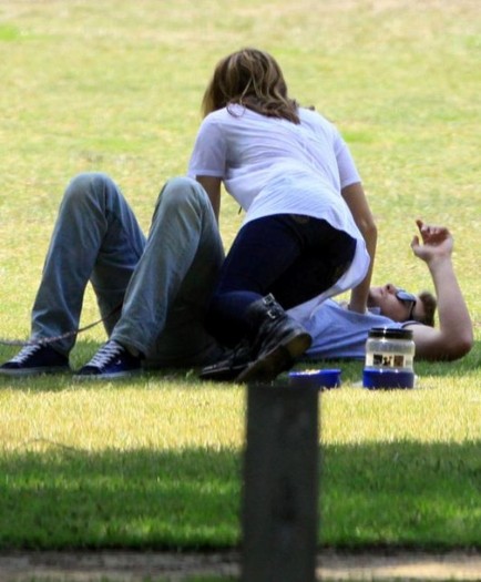 miley-liam-park-makeout-41-530x641