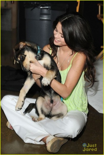 selena-gomez-play-baylor-ellen-09