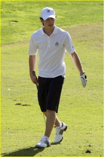 normal_nick-jonas-golfing-guy-11