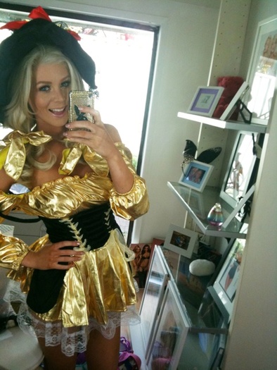 Arrrrrr! I\'m a gold pirate mi matey\'s! Peek at today\'s shoot