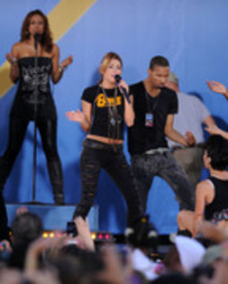 17025029_VNFFAALTD - Miley Cyrus Performs On ABC s Good Morning America-June 18 2010