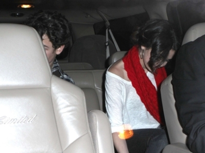 normal_013~4 - Selena and Nick at Phillipe Chows-February 2nd 2010