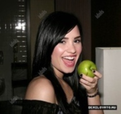 21061552_TSKMSCBUY - demi lovato rare and personal photos