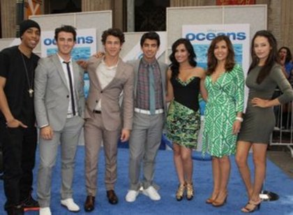 with jonas chloe maria and mdot - At oceans premiere 2010