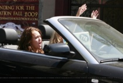 BLURHFWPGWTSCMGABGC - Miley and her mother drive to Hollywood