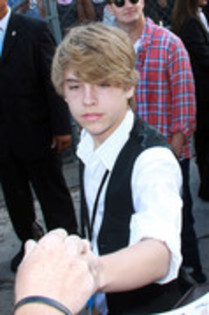 PBCAJMXWARLMOTHHNCH - Dylan  Sprouse  and  Cole  Sprouse