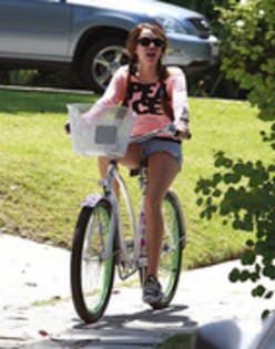 QNVYNQGFOMLFXAFWOKS - Miley Cyrus Family Bike Ride
