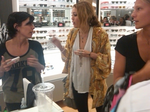 at somerset mall in detroid (3) - miley cyrus at somerset mall in detroid