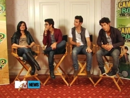 05-19-10-MTV-Interview-jemi-12345722-400-300 - Demi Lovato and Joe Jonas