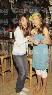 Miley Cyrus - On The Set Of Hannah Montana (10)