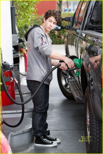 normal_nick-jonas-gas-station-05 - nick-gas station-i love these photos