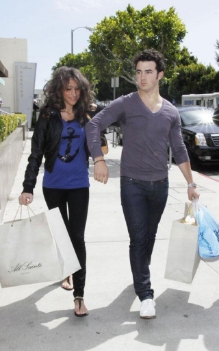 normal_MQ009 - Kevin and Danielle-Out shopping in Beverly Hills