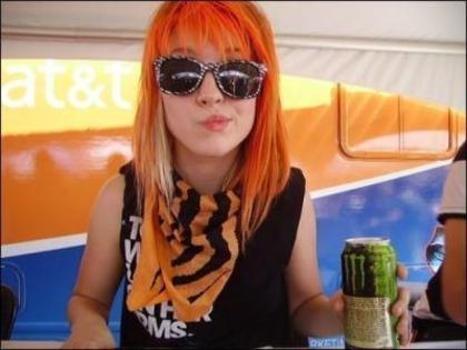 Missy-Hayley-paramore-10291759-400-300