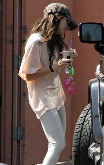 ashley-tisdale-tights (6)