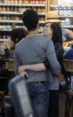 Demi and Joe at a local Grocery Store (5)