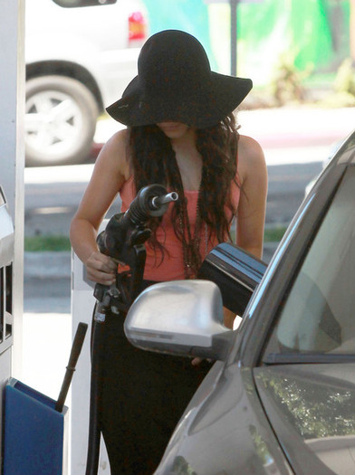 Vanessa+Hudgens+Pumping+Gas+Hollywood+rbKTr1ZcFSyl