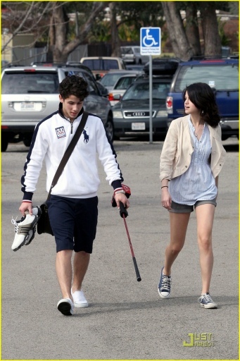 normal_008 - Nick-Out to go golfing in Los Angeles-with selena-i am gelous