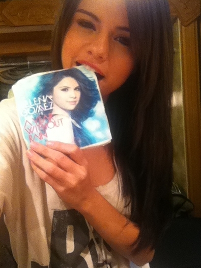The people at catering for the venue gave me a cookie of my album! How sweet and awkward !Jk, love y - 0_My deget FAMILY_0
