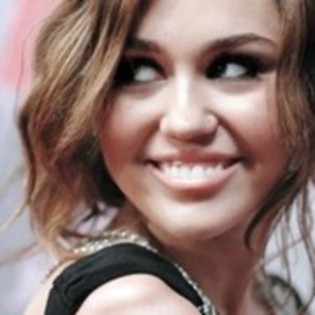 17793781_VUSTEEGQM - Miley Cyrus