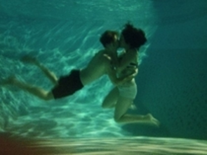 kiss kiss in water