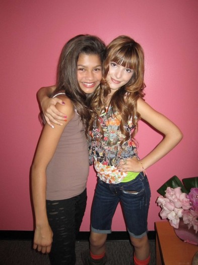 shake-it-up-first-episode-filming-bella-thorne-and-zendaya-500x668[1]