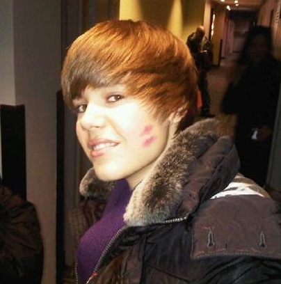 Justin-w-Lipstick-on-his-cheek-justin-bieber-9406041-404-408 - justin bieber