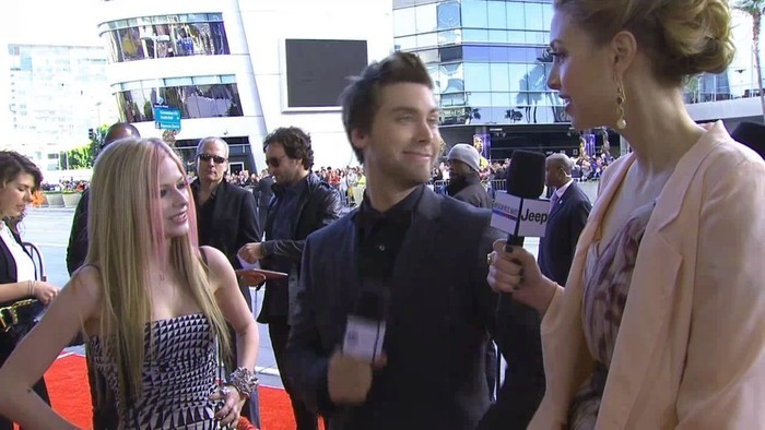 bscap0037 - 2010 - American Music Awards - Red Carpet Interview 01 - Captures by me