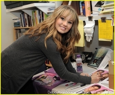 Debby-At-The-Borders-Store-In-Century-City-June-19-2010-debby-ryan-13273951-399-332