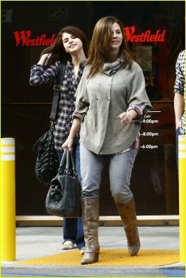 normal_selena-gomez-westfield-shopper-03