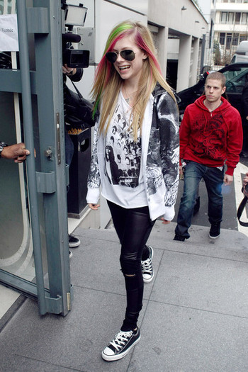 Avril - Colorful (K) (5)