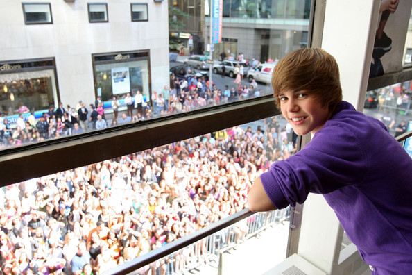 Justin+Bieber+Visits+Nintendo+World+Store+FmbSRyfj9bdl