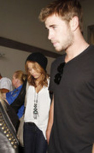 17024738_KZCGNEGXI - Miley Cyrus and Liam Hemsworth at LAX