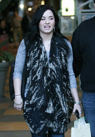 Demi+Lovato+Demi+Lovato+Shopping+Eating+Mall+4PUSjH11UcSl