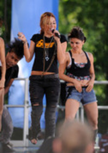 17025024_MVFTCMHHH - Miley Cyrus Performs On ABC s Good Morning America-June 18 2010
