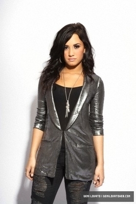 Demi-Photoshoot-demi-lovato-16943485-266-399