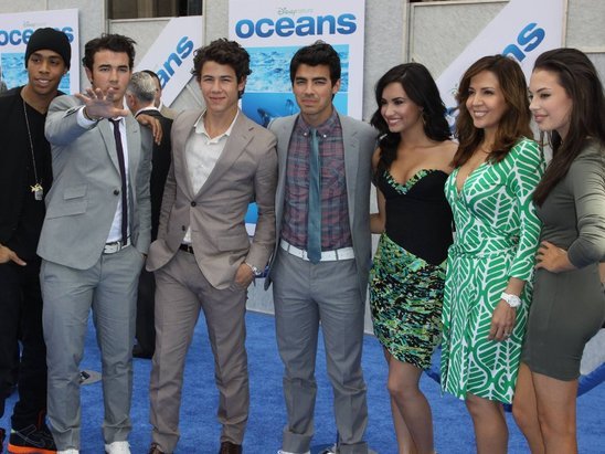 the_jonas_brothers_all_dressed_up