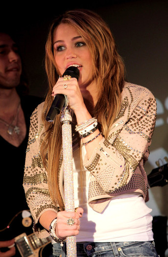 ITunes+LIVE+London+Miley+Cyrus+Performs+XkxBmxPhYCFl - Album for Miley real