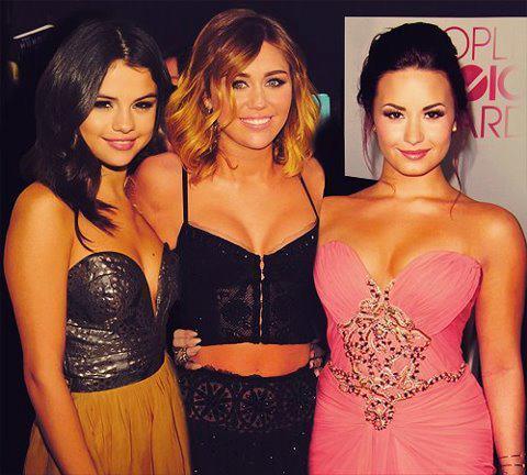 i wanted to see them like that... miley hates selena, selena hates miley , and demi & selena are del