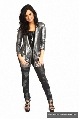 Demi-Photoshoot-demi-lovato-16943407-266-399