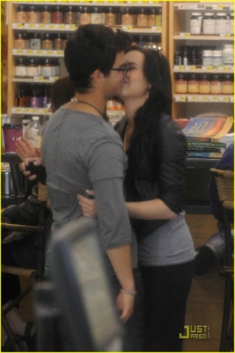 normal_LRG002 - JOE and demi-Out at Erewhon Natural Foods Market in LA-I HATE THESE PHOTOS