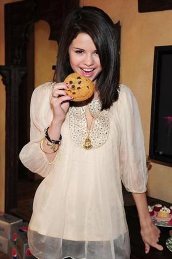 selena-gomez-christmas-cookie1