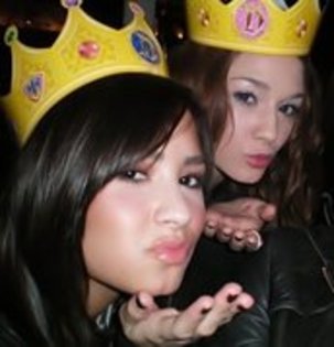 DNFVPEEPPVTPVJZEWWK - Kisses from The Queen Dallas and The Queen Demi