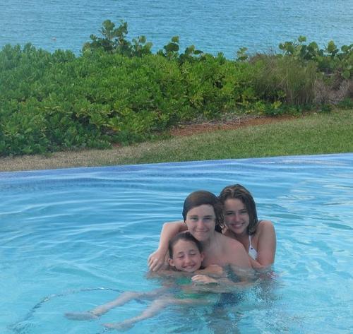 Miley Cyrus - With her Family 2010 (2)