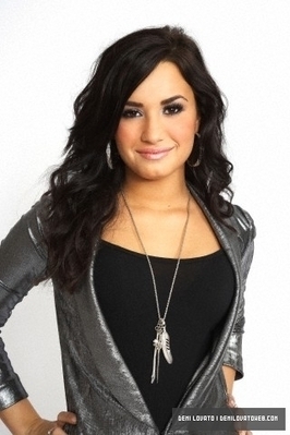 Demi-Photoshoot-demi-lovato-16943390-266-399