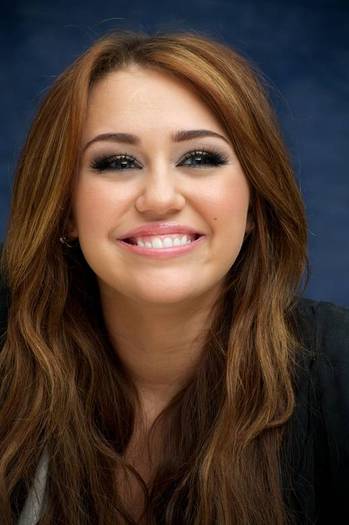 Miley-Cyrus_COM-TheLastSongPressConference-2010mar13-001 - The Last Song Press Conference - March 13th 2010