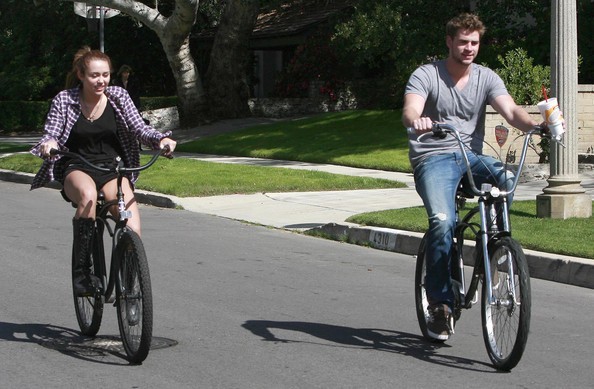 Miley+Cyrus+Liam+Hemsworth+Out+Bike+Ride+lIWx7OJrRsBl - Album for Miley real