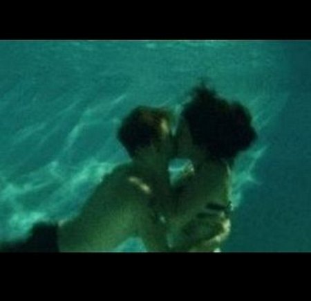 jelena-kissing-underwater