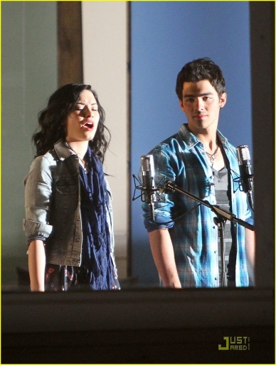 normal_joe-jonas-demi-lovato-wave-beach-06