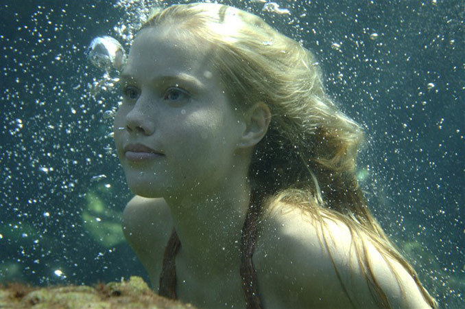 Emma-as-mermaid-claire-holt-2360279-678-450